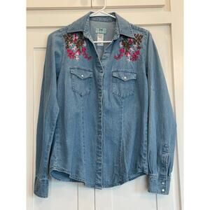 South Main Denim Floral Embroidered Western Boho Pearl snap M 100% Cotton